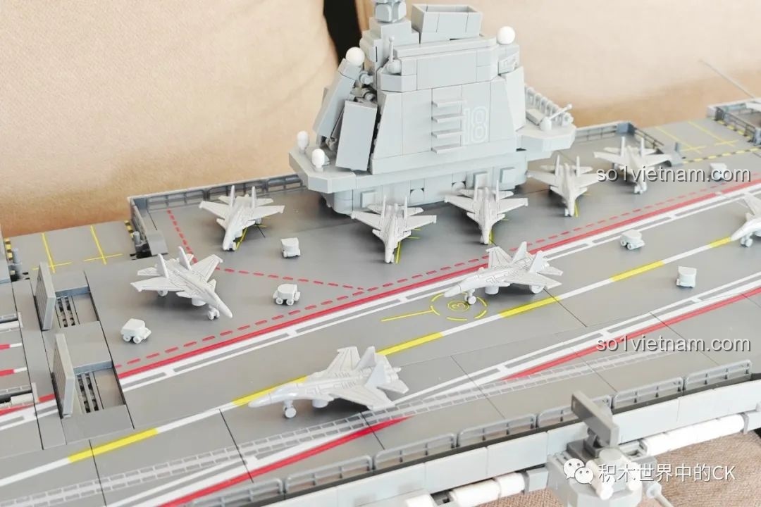 Cận cảnh đảo chỉ huy của mô hình ZDEL DL-40023 Tàu Sân Bay Phúc Kiến 003 nhìn từ phía trước, với lá cờ và số hiệu.