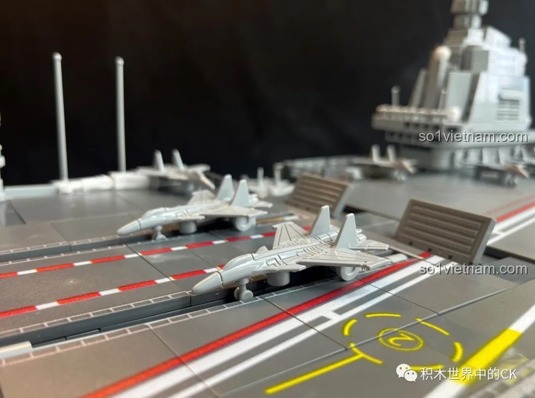 Đảo chỉ huy và các máy bay trên boong tàu của mô hình ZDEL DL-40023 Tàu Sân Bay Phúc Kiến 003, tạo nên tổng thể sống động.