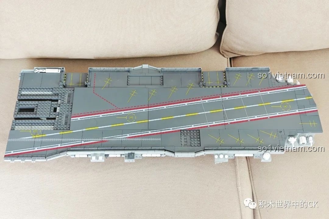 Quá trình lắp ráp boong tàu của bộ ZDEL DL-40023 Tàu Sân Bay Phúc Kiến 003, các đường băng và vạch kẻ được tạo hình.