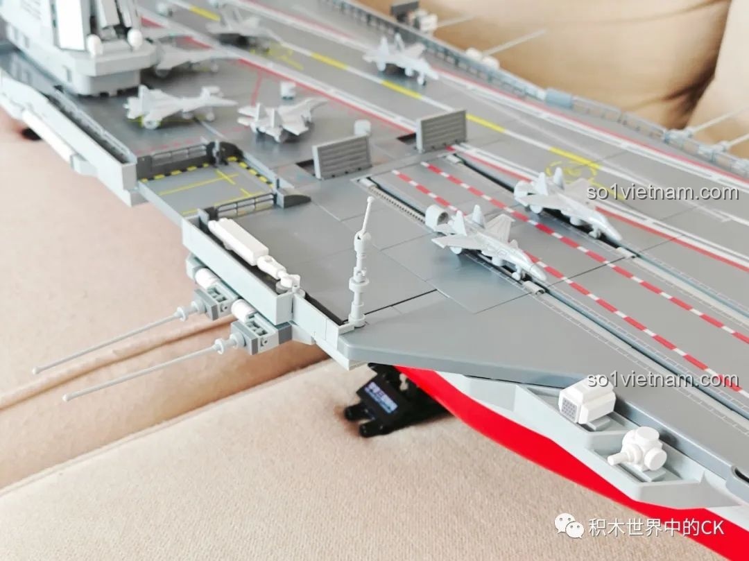 Cận cảnh máy bay chiến đấu trên boong tàu của mô hình ZDEL DL-40023 Tàu Sân Bay Phúc Kiến 003, thể hiện độ chi tiết.