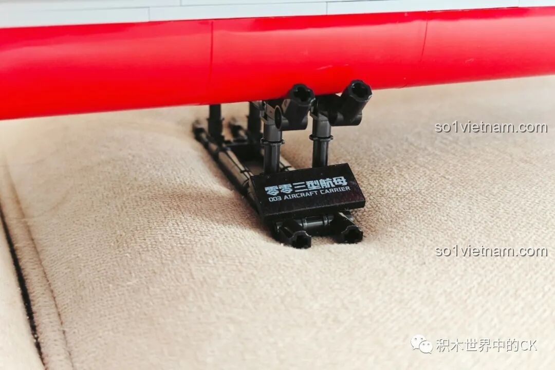 Các máy bay chiến đấu mini trên boong tàu của mô hình ZDEL DL-40023 Tàu Sân Bay Phúc Kiến 003, sẵn sàng cất cánh.