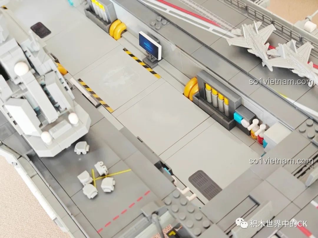 Máy bay chiến đấu mini được đặt trong khu vực hangar của mô hình ZDEL DL-40023 Tàu Sân Bay Phúc Kiến 003.