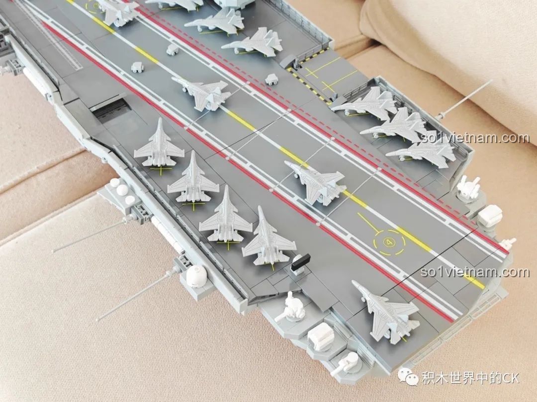 Các máy bay và xe kéo sân bay trên boong tàu của mô hình ZDEL DL-40023 Tàu Sân Bay Phúc Kiến 003, tạo cảnh quan bận rộn.