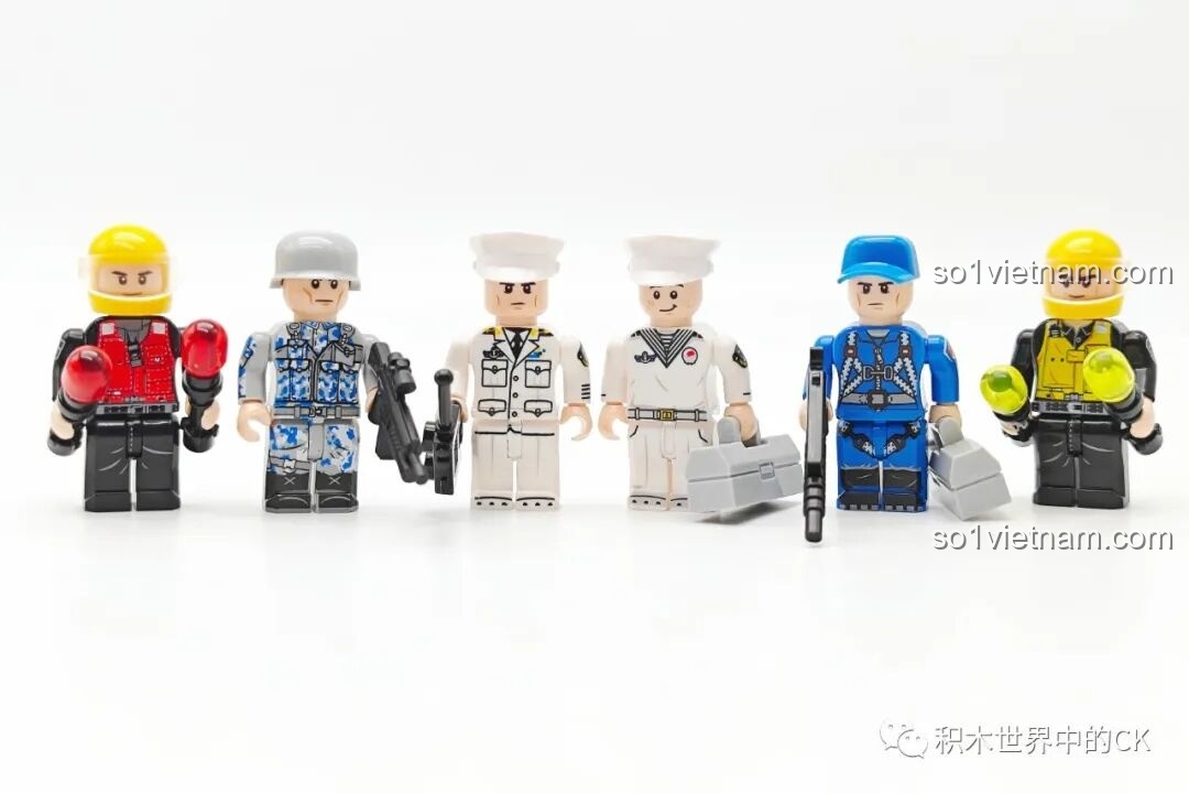 Mặt sau của 6 minifigures thủy thủ và phi công từ bộ ZDEL DL-40023 Tàu Sân Bay Phúc Kiến 003, thể hiện chi tiết trang phục.