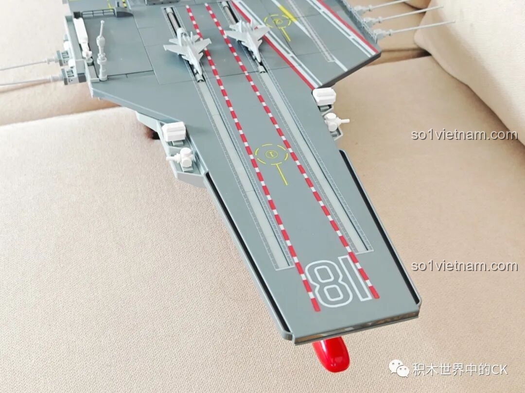 Chi tiết mũi tàu của mô hình ZDEL DL-40023 Tàu Sân Bay Phúc Kiến 003, với số hiệu và thiết kế đặc trưng.