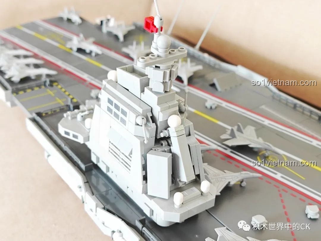 Chi tiết pháo phòng không tầm xa trên mô hình ZDEL DL-40023 Tàu Sân Bay Phúc Kiến 003, được đặt ở cạnh tàu.