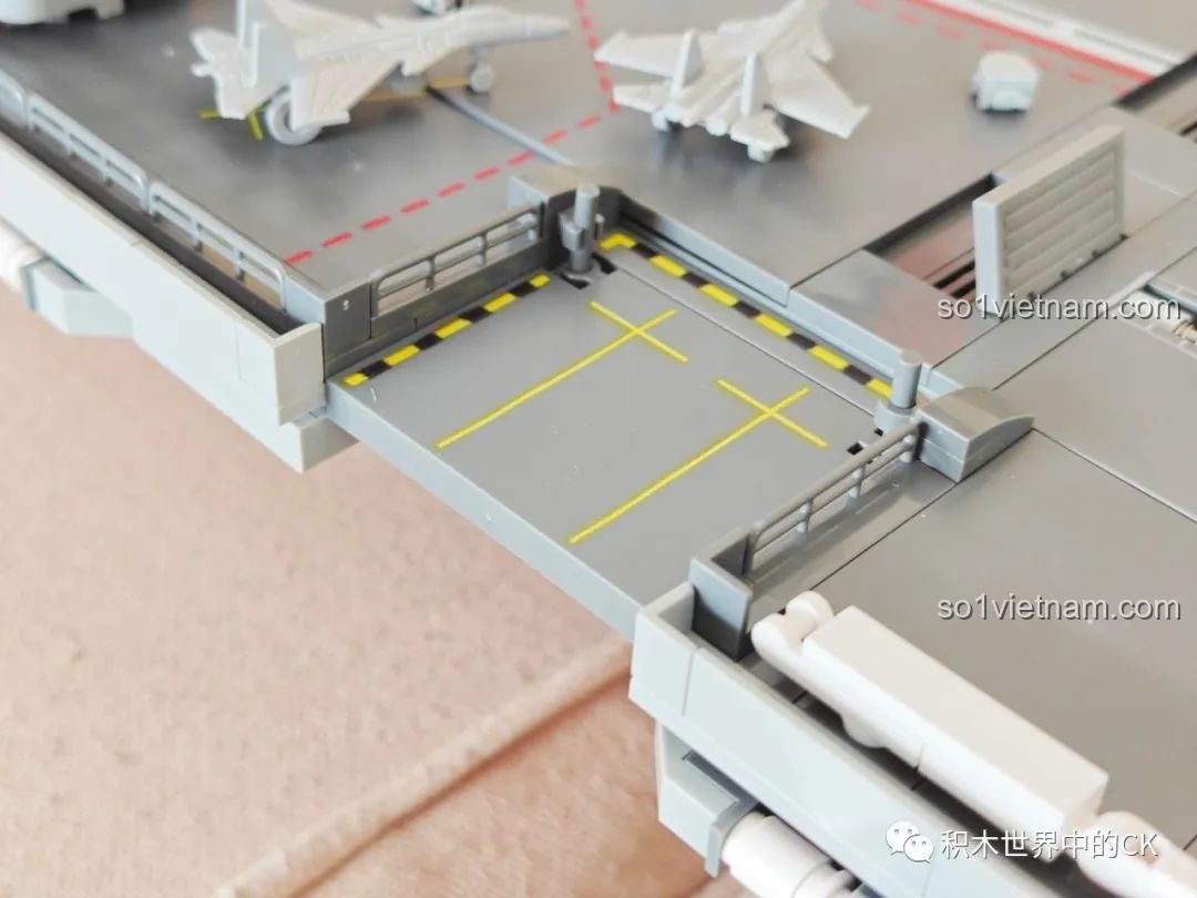 Thang nâng máy bay đóng trên mô hình ZDEL DL-40023 Tàu Sân Bay Phúc Kiến 003, tích hợp liền mạch với boong tàu.