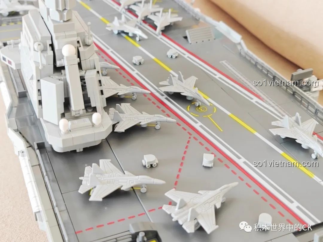 Thang nâng máy bay đang mở trên mô hình ZDEL DL-40023 Tàu Sân Bay Phúc Kiến 003, hé lộ khoang bên dưới.