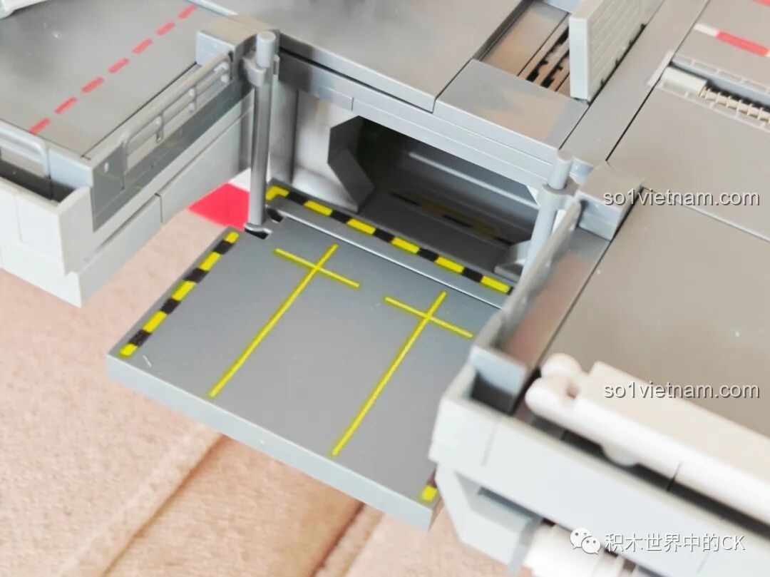 Góc nhìn tổng thể thang nâng và đảo chỉ huy trên mô hình ZDEL DL-40023 Tàu Sân Bay Phúc Kiến 003.