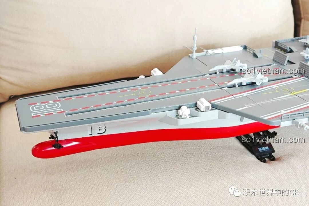 Mô hình ZDEL DL-40023 Tàu Sân Bay Phúc Kiến 003 nhìn từ cạnh bên, nổi bật phần mũi tàu và boong.