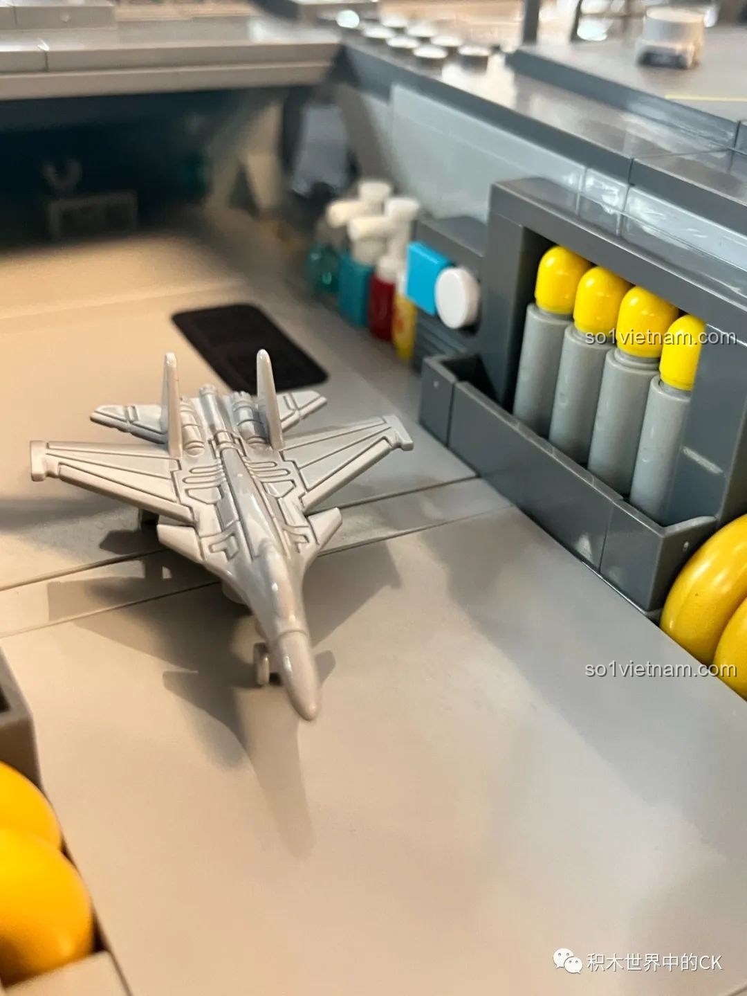 Mô hình hoàn chỉnh ZDEL DL-40023 Tàu Sân Bay Phúc Kiến 003 nhìn từ góc chéo, thể hiện toàn bộ vẻ đẹp.