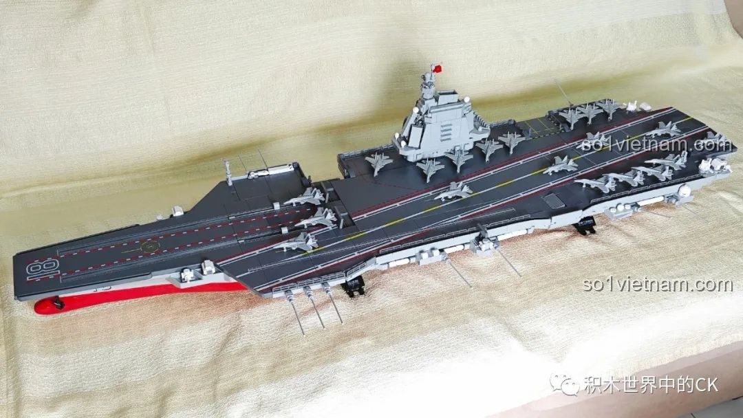 Toàn cảnh mô hình ZDEL DL-40023 Tàu Sân Bay Phúc Kiến 003 đã hoàn thiện, dài 1m06, đặt trên ghế sofa.