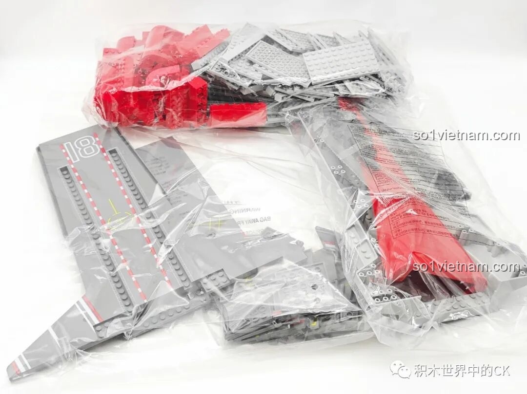 Các túi chi tiết lớn của bộ lắp ghép ZDEL DL-40023 Tàu Sân Bay Phúc Kiến 003, chứa các mảnh ghép ban đầu.