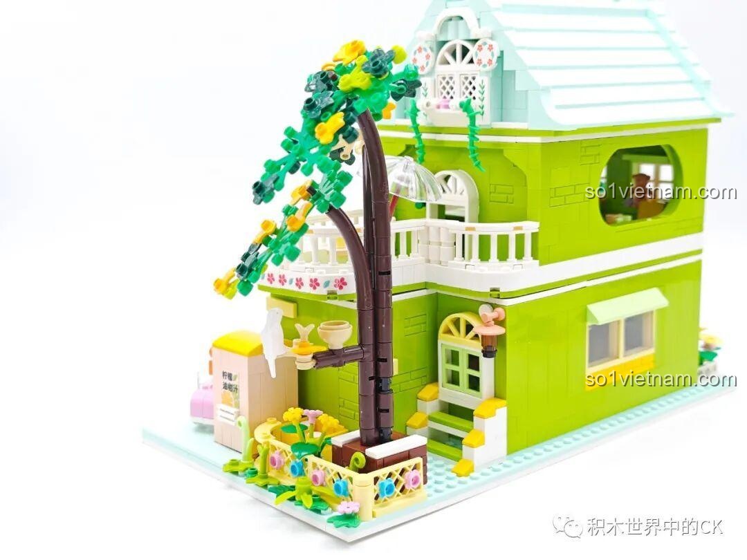 Chi tiết ban công nhỏ với ô che nắng và hoa trang trí của bộ lắp ghép ZHEGAO 612003 Cửa hàng trà chanh.