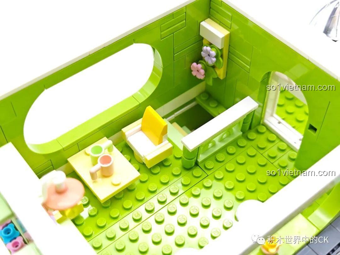 Cầu thang dẫn lên tầng trên của bộ lắp ghép ZHEGAO 612003 Cửa hàng trà chanh, với thiết kế màu xanh lá.