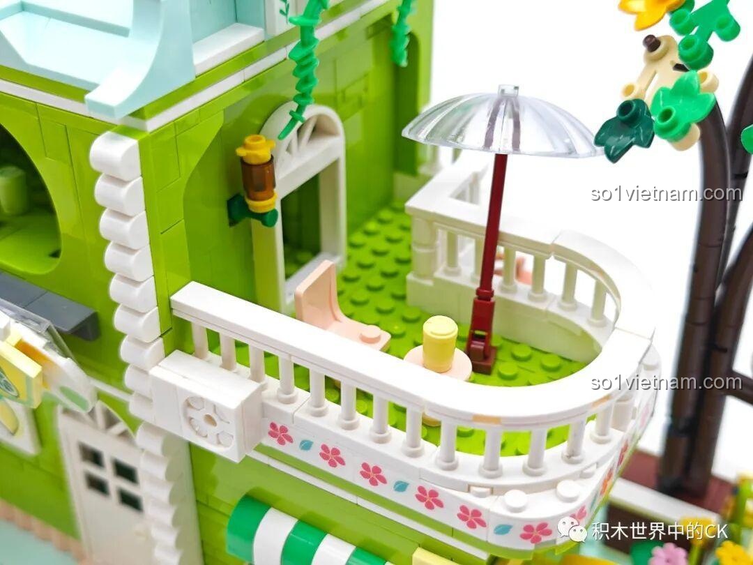 Chi tiết cửa sổ mái vòm và hoa văn trang trí trên bộ lắp ghép ZHEGAO 612003 Cửa hàng trà chanh.