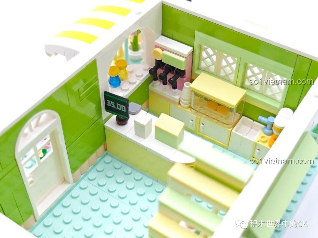 Chi tiết đồng hồ treo tường và cửa ra vào bên trong bộ xếp hình ZHEGAO 612003 Cửa hàng trà chanh.