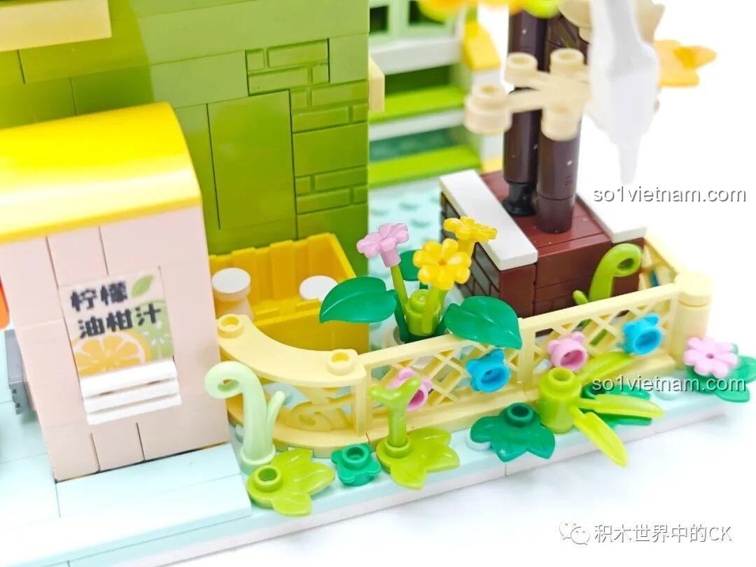 Chi tiết hàng rào và hoa lá trang trí bên hông bộ xếp hình ZHEGAO 612003 Cửa hàng trà chanh.