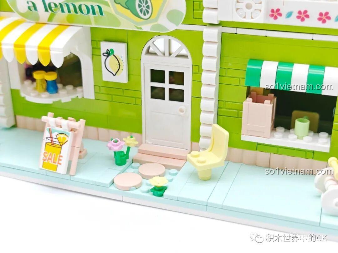 Chi tiết lối vào chính của bộ lắp ghép ZHEGAO 612003 Cửa hàng trà chanh với bậc thang và ghế ngồi.