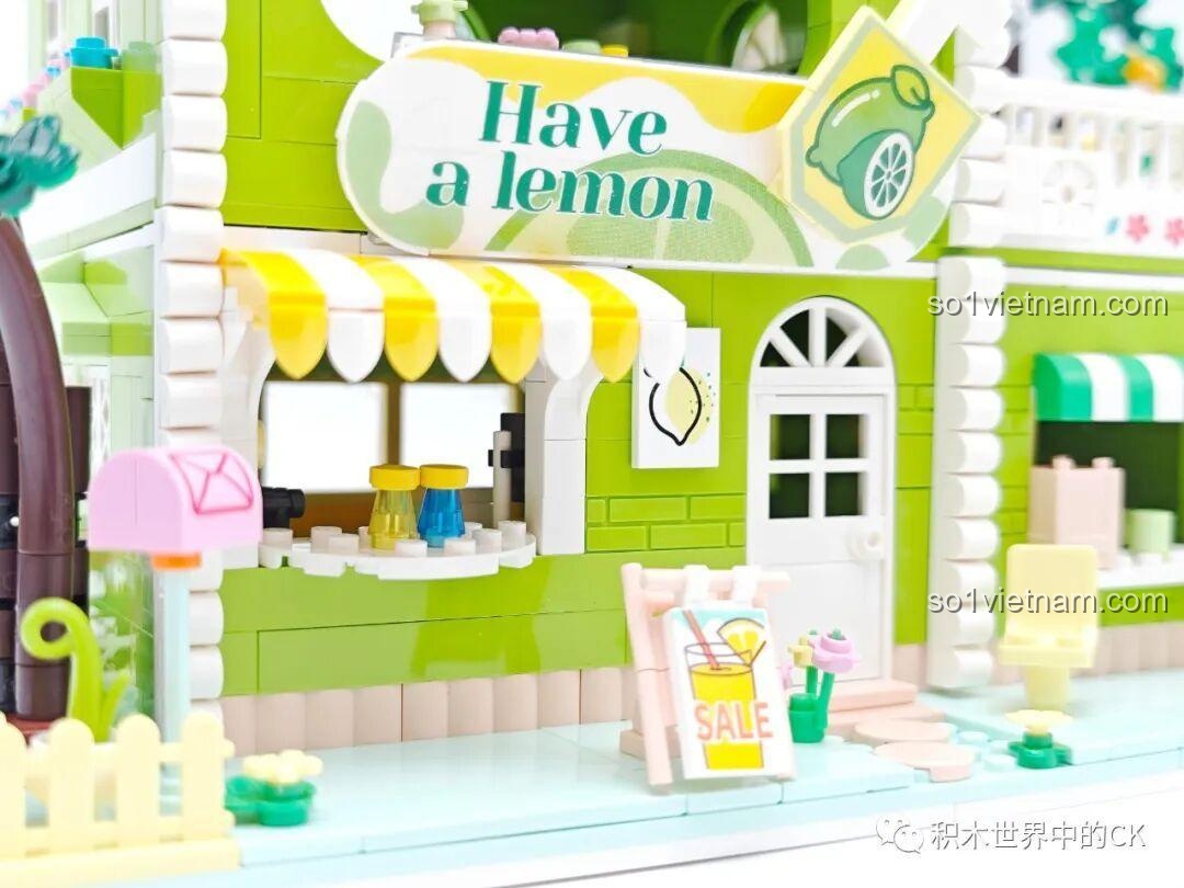 Cận cảnh mặt tiền của bộ xếp hình ZHEGAO 612003 Cửa hàng trà chanh với biển hiệu