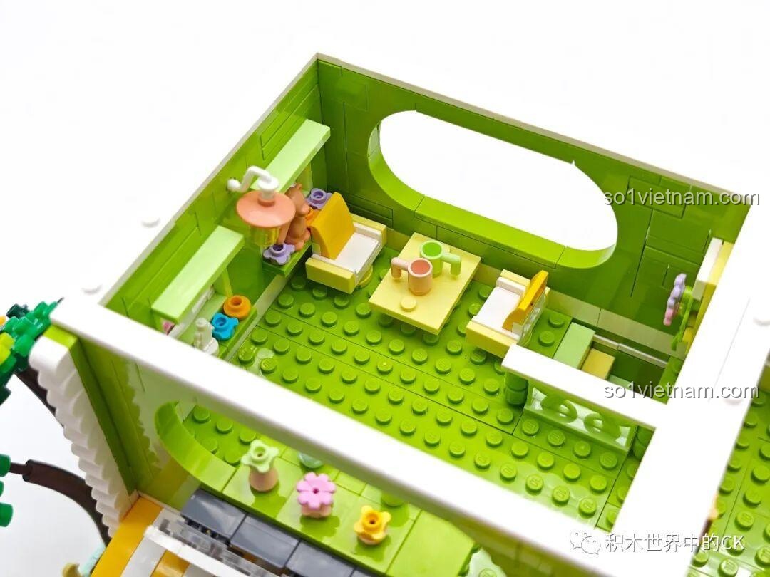 Góc nhìn khác về nội thất tầng trên của bộ lắp ghép ZHEGAO 612003 Cửa hàng trà chanh, với các vật trang trí.