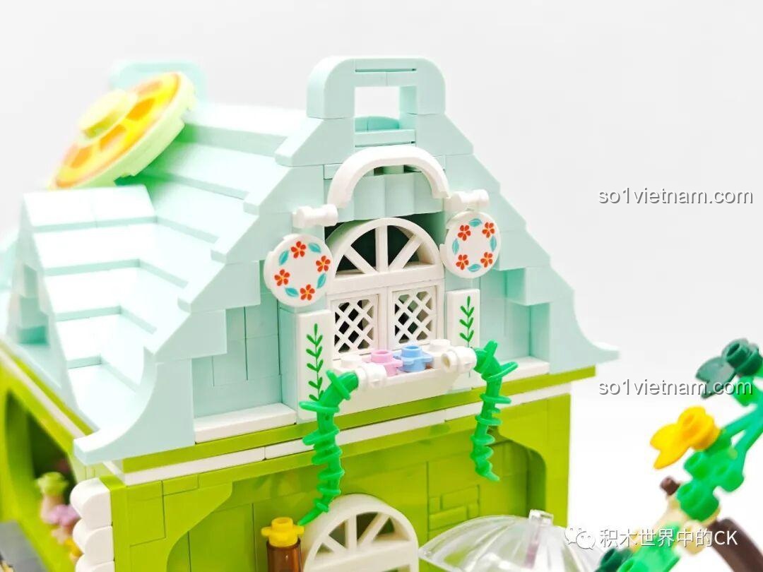 Nội thất tầng trên của bộ xếp hình ZHEGAO 612003 Cửa hàng trà chanh với bàn ghế và vật trang trí nhỏ.