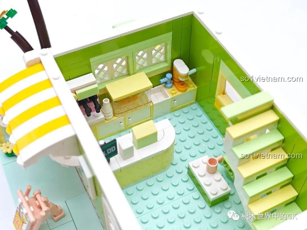 Góc nhìn cận cảnh quầy pha chế của bộ lắp ghép ZHEGAO 612003 Cửa hàng trà chanh, với quầy tính tiền.