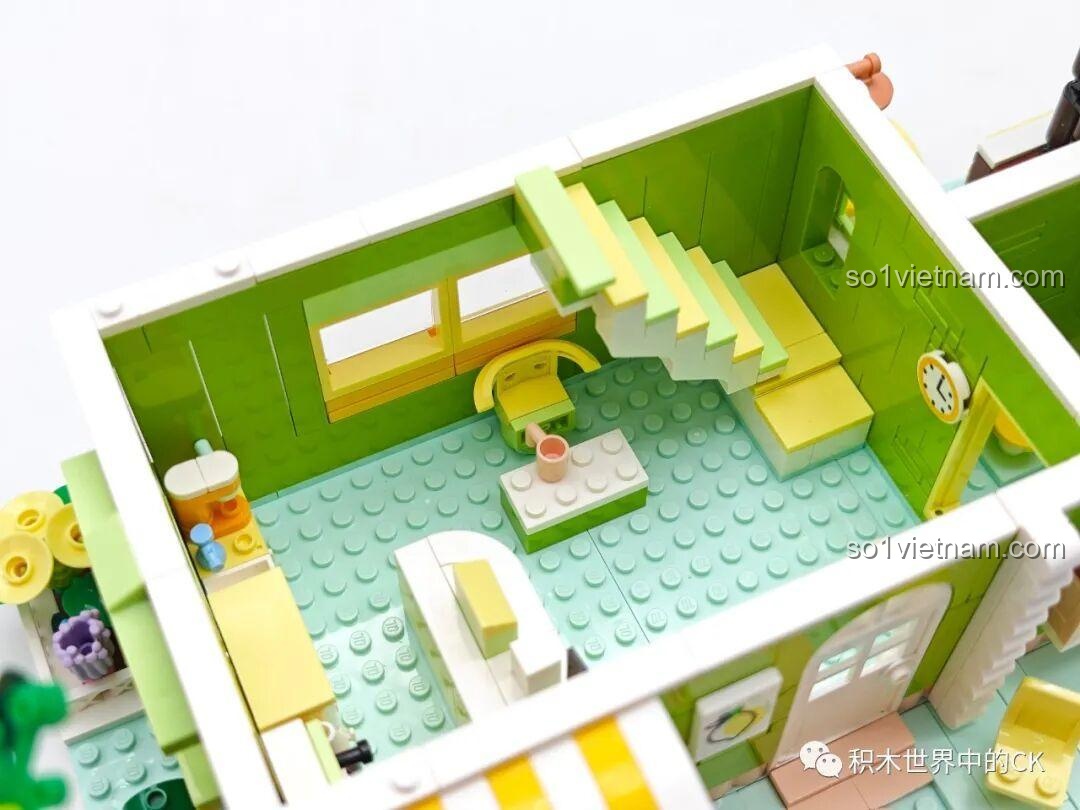 Khu vực quầy pha chế của bộ xếp hình ZHEGAO 612003 Cửa hàng trà chanh, với máy pha chế và ly tách.