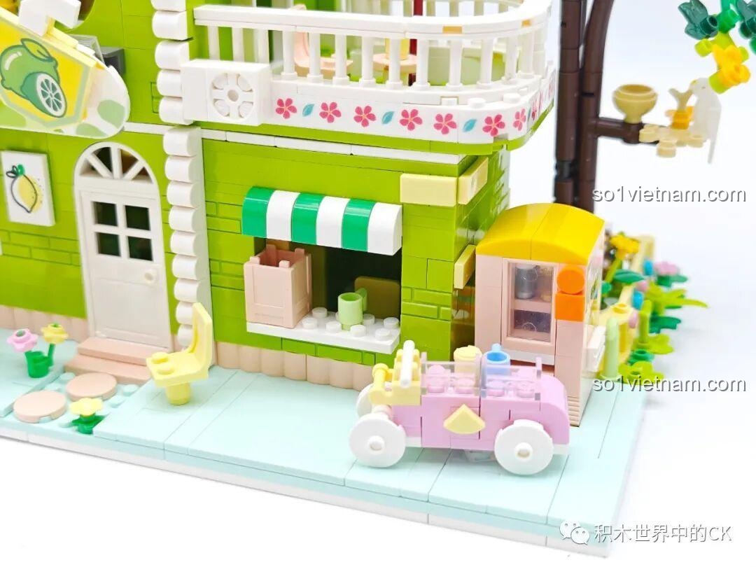 Chi tiết xe đẩy bán hàng màu hồng và máy bán nước tự động của bộ xếp hình ZHEGAO 612003 Cửa hàng trà chanh.