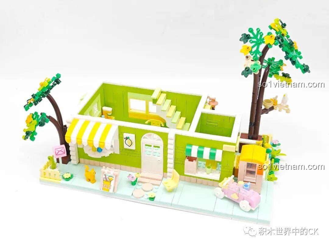 Quá trình lắp ráp bộ ZHEGAO 612003 Cửa hàng trà chanh, khung nhà tầng trệt đang dần hình thành.