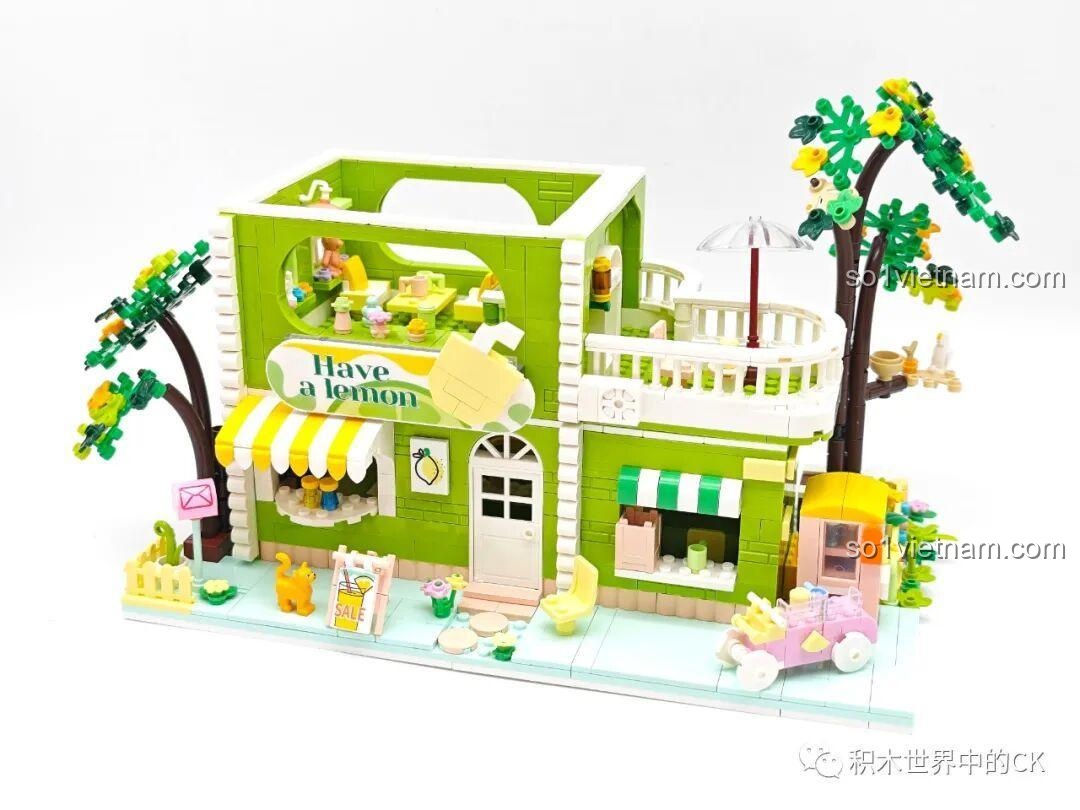 Mô hình ZHEGAO 612003 Cửa hàng trà chanh trong quá trình lắp ráp, đã có tầng 1 và ban công.