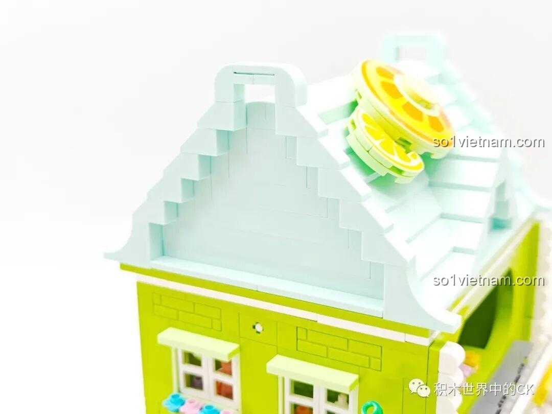 Chi tiết mái nhà màu xanh mint của bộ xếp hình ZHEGAO 612003 Cửa hàng trà chanh đang được lắp ráp.