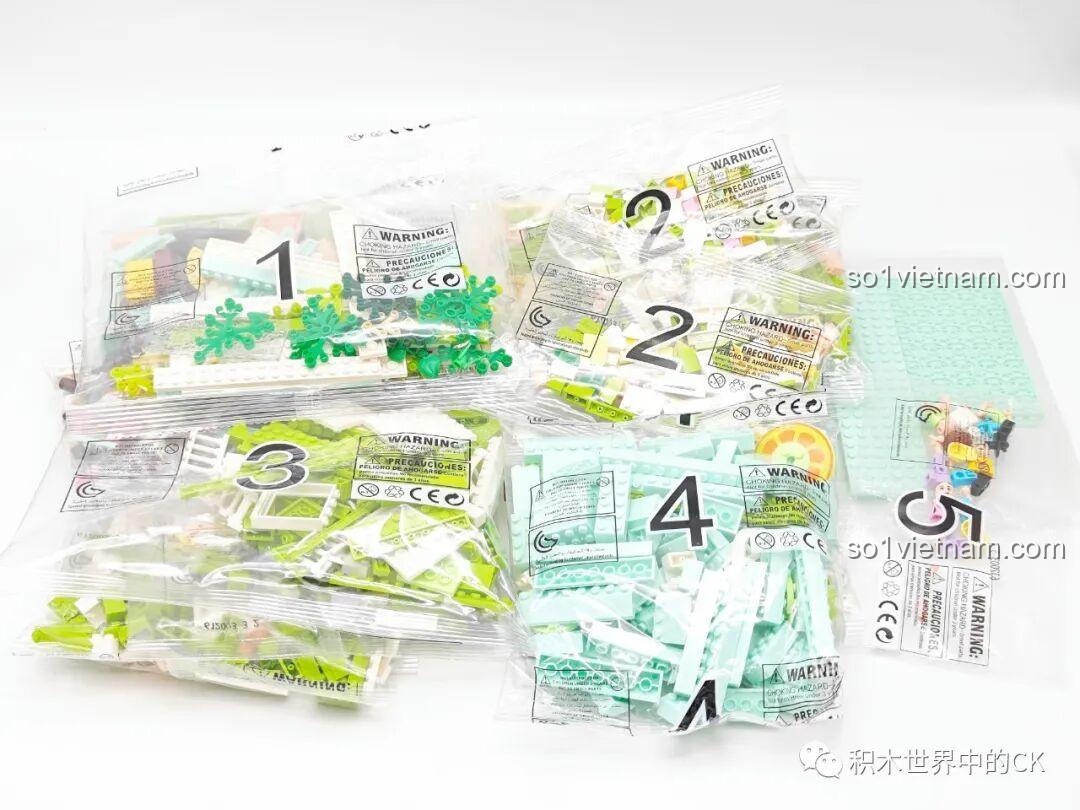 Các túi mảnh ghép mini block được đánh số của bộ xếp hình ZHEGAO 612003 Cửa hàng trà chanh, sẵn sàng cho việc lắp ráp.