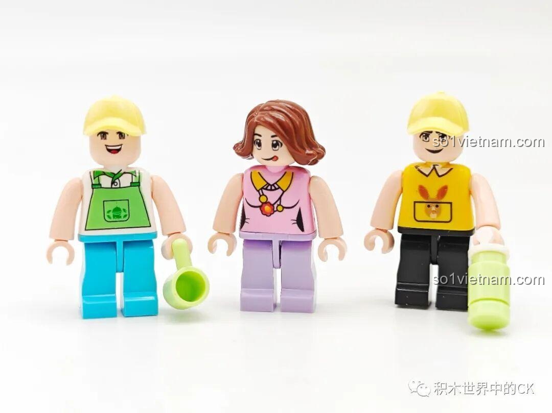 Ba minifigures đáng yêu của bộ xếp hình ZHEGAO 612003 Cửa hàng trà chanh, với trang phục và phụ kiện riêng.