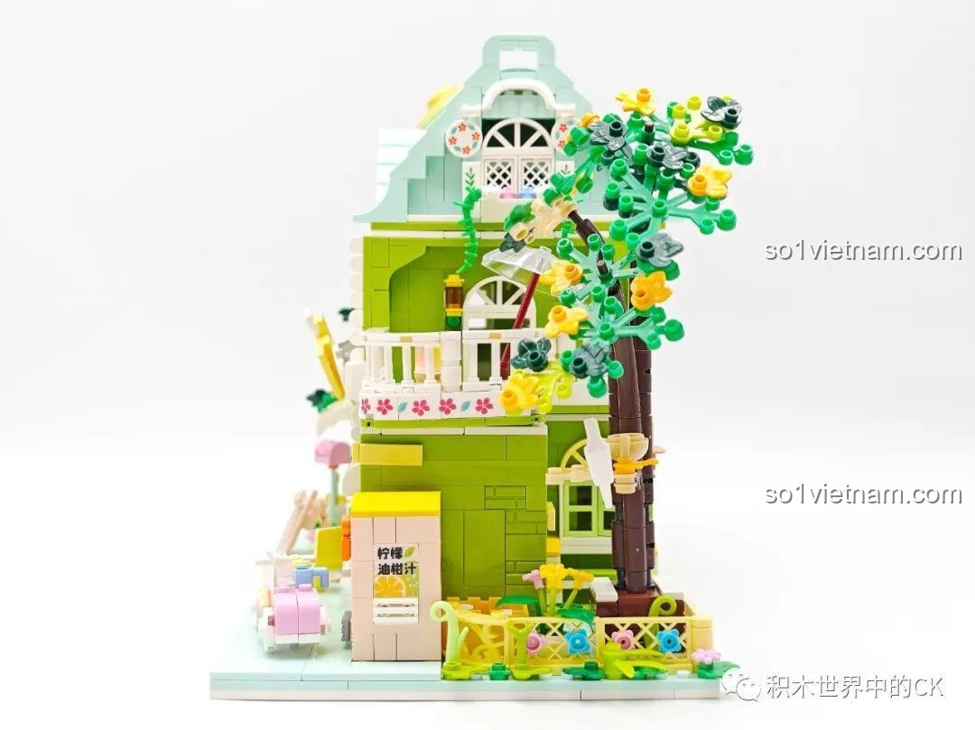 Mô hình hoàn chỉnh của bộ xếp hình ZHEGAO 612003 Cửa hàng trà chanh nhìn từ góc chéo bên phải.