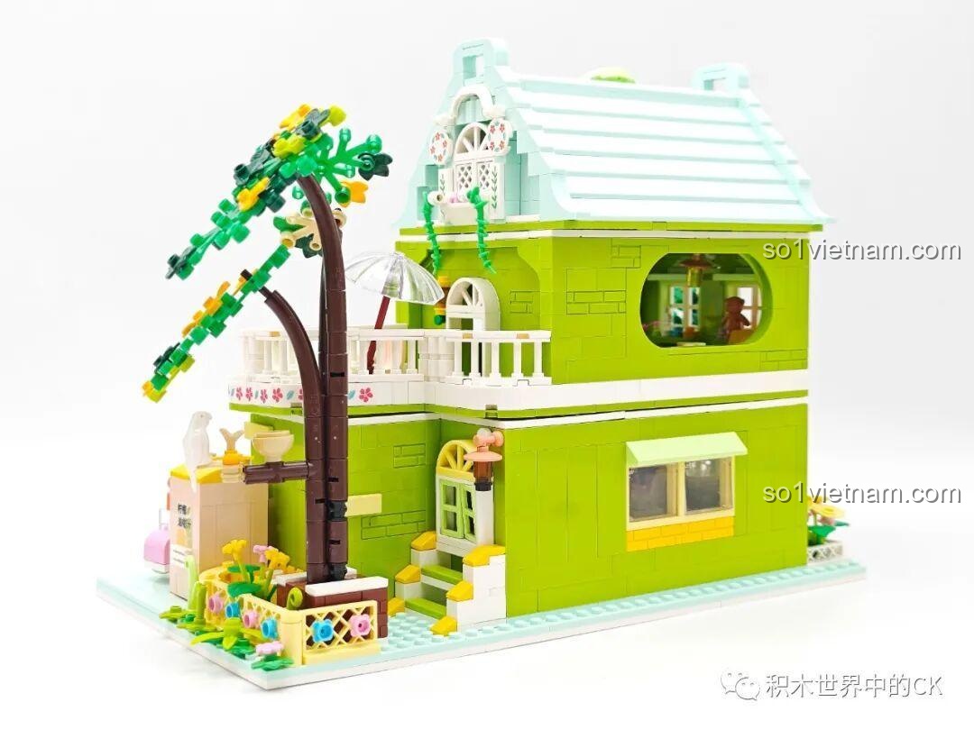 Mô hình hoàn chỉnh của bộ lắp ghép ZHEGAO 612003 Cửa hàng trà chanh nhìn từ phía sau bên phải.