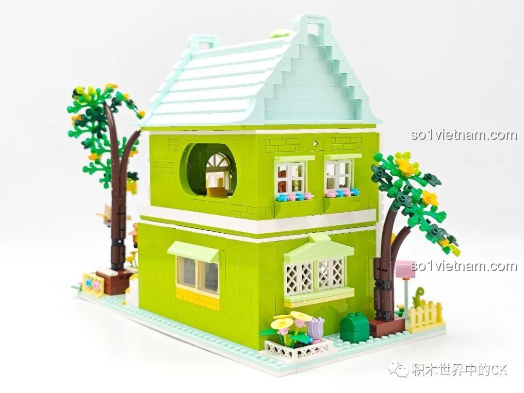 Mô hình hoàn chỉnh của bộ lắp ghép ZHEGAO 612003 Cửa hàng trà chanh nhìn từ phía sau bên trái.