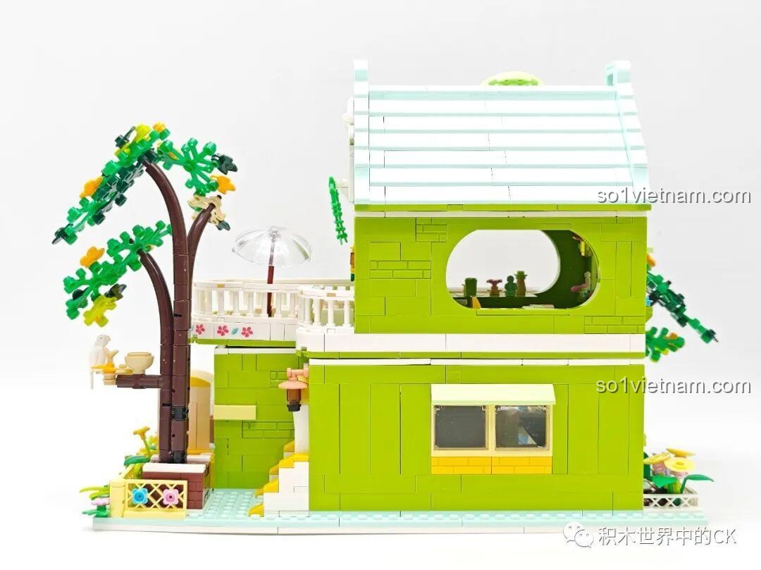 Mô hình hoàn chỉnh của bộ xếp hình ZHEGAO 612003 Cửa hàng trà chanh nhìn từ phía sau.