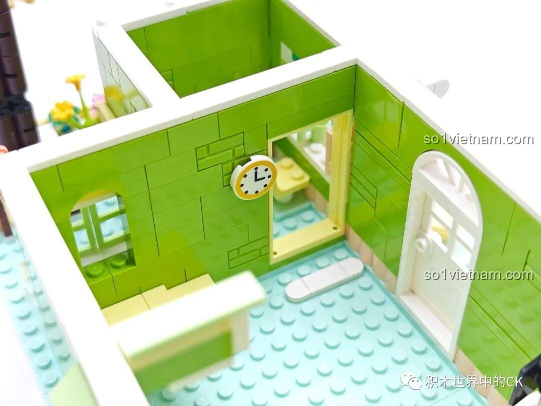 Mô hình hoàn chỉnh của bộ lắp ghép ZHEGAO 612003 Cửa hàng trà chanh với ba minifigures đứng trước quán.