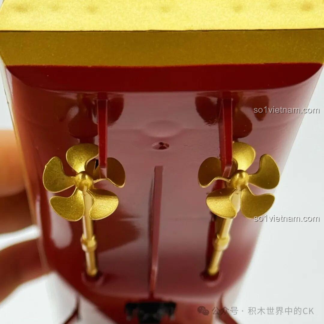 Cận cảnh chân vịt của ZHEGAO 653006 Tàu Khu Trục Type 055 Phiên Bản Vàng, với màu vàng đồng nổi bật.