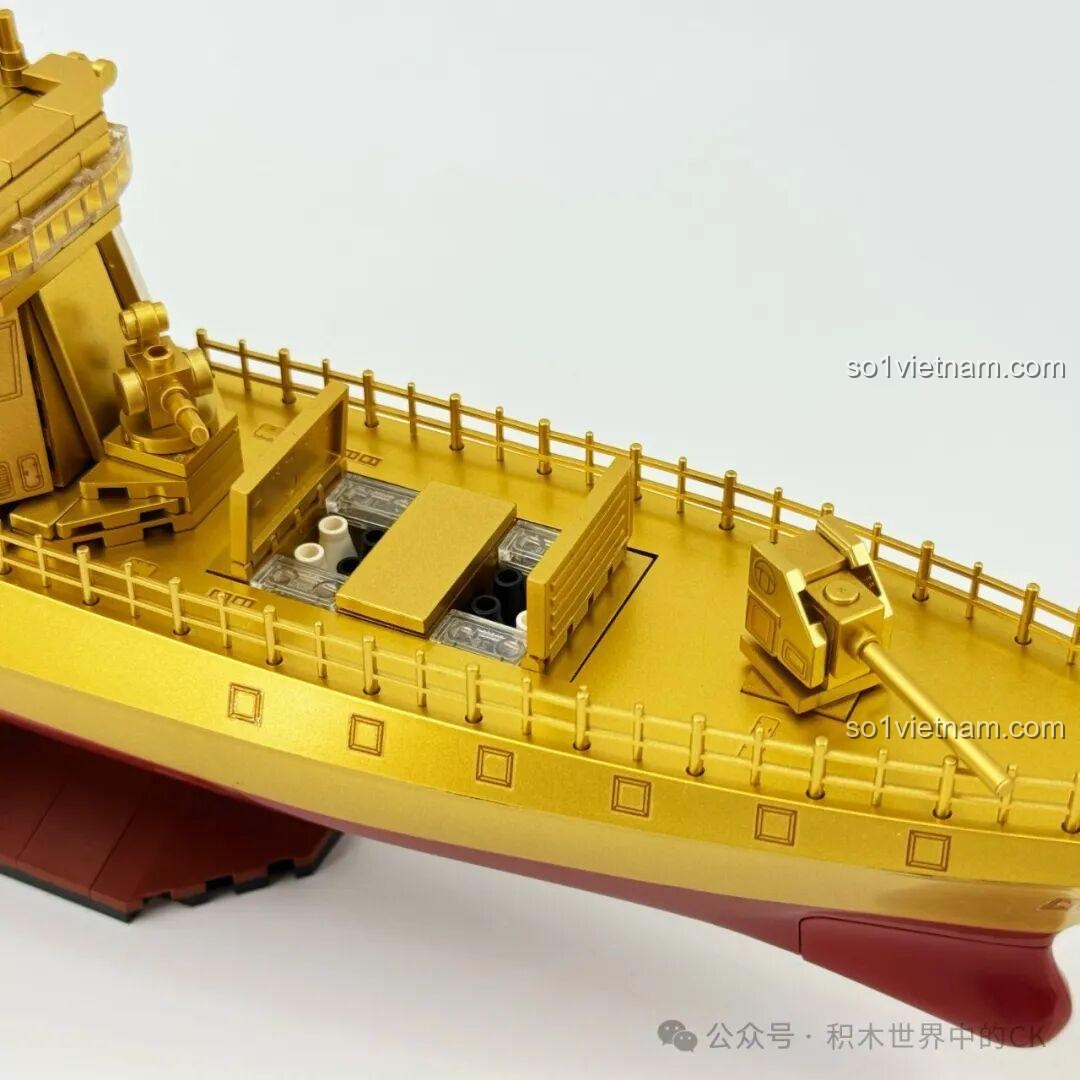 Cận cảnh boong tàu phía trước của ZHEGAO 653006 Tàu Khu Trục Type 055 Phiên Bản Vàng, với pháo hạm và hệ thống phóng tên lửa thẳng đứng (VLS).