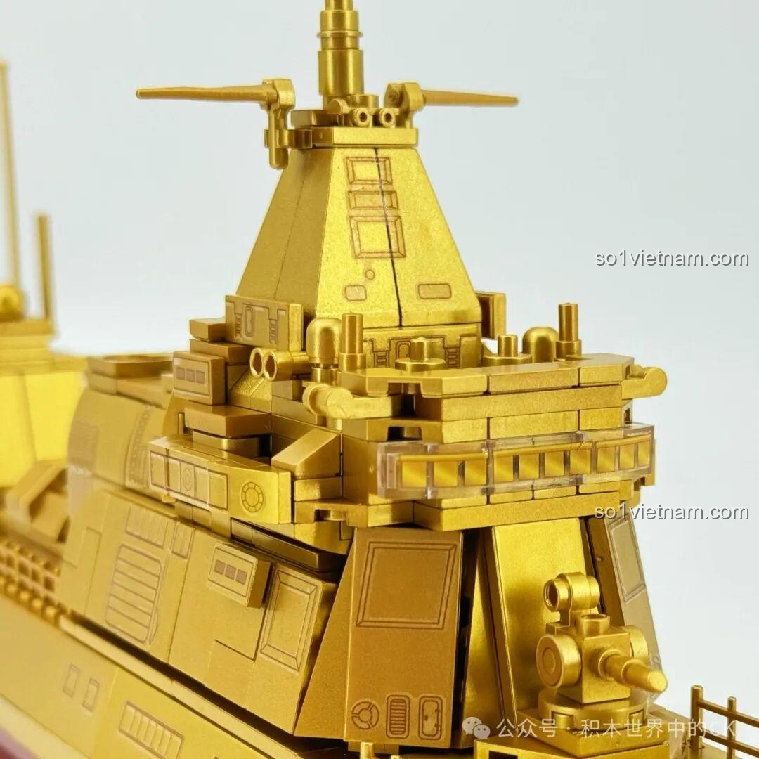 Cận cảnh cầu tàu và cấu trúc thượng tầng của ZHEGAO 653006 Tàu Khu Trục Type 055 Phiên Bản Vàng, với các chi tiết radar và anten.