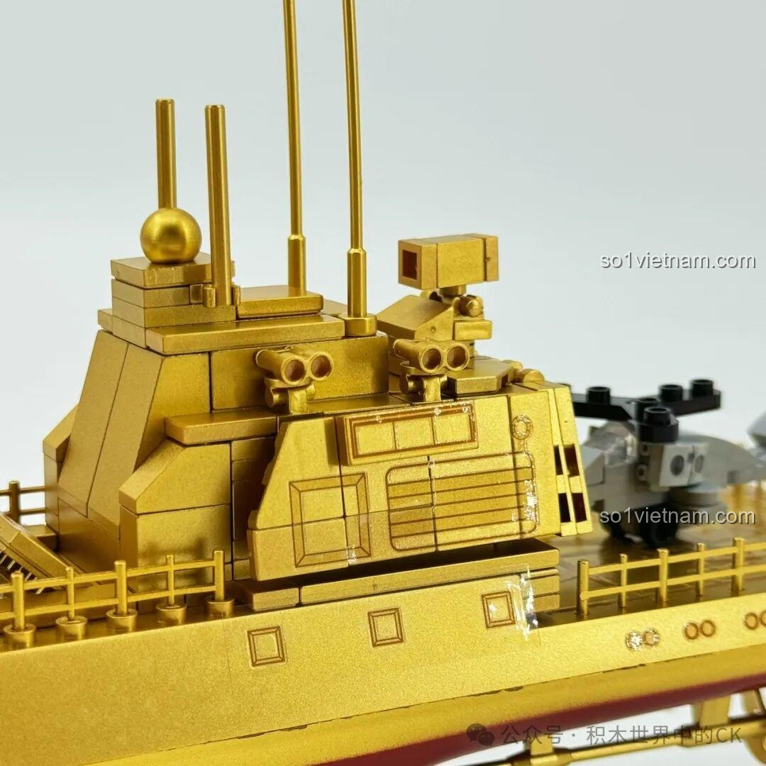 Cận cảnh phần cấu trúc thượng tầng phía sau và sàn đáp trực thăng của ZHEGAO 653006 Tàu Khu Trục Type 055 Phiên Bản Vàng.