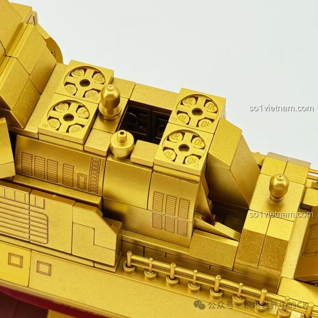 Cận cảnh các nắp hệ thống phóng tên lửa thẳng đứng (VLS) trên boong tàu ZHEGAO 653006 Tàu Khu Trục Type 055 Phiên Bản Vàng.