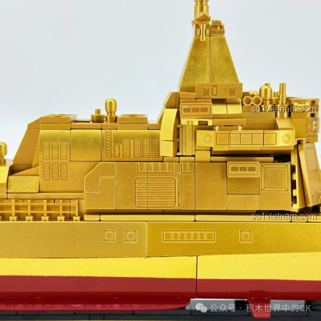Cận cảnh phần thân giữa của ZHEGAO 653006 Tàu Khu Trục Type 055 Phiên Bản Vàng, với các chi tiết cửa sổ và đường nét thiết kế.