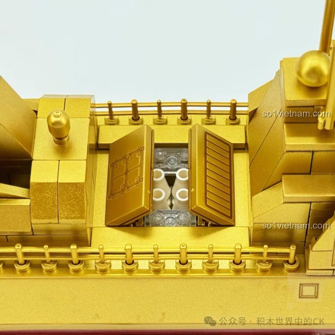 Cận cảnh hệ thống phóng tên lửa thẳng đứng (VLS) mở ra trên ZHEGAO 653006 Tàu Khu Trục Type 055 Phiên Bản Vàng, lộ ra các ống phóng.