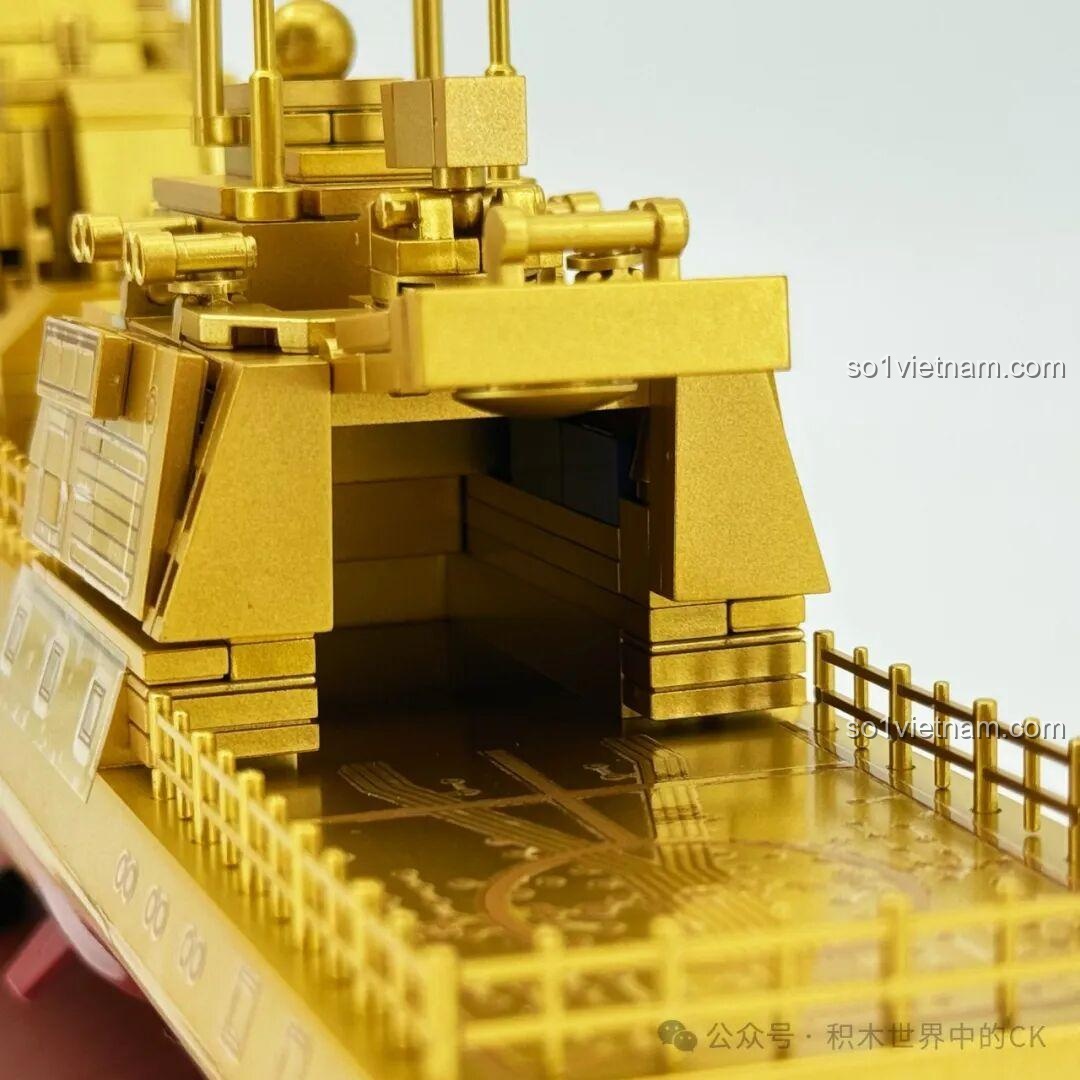 Cửa hangar phía sau của ZHEGAO 653006 Tàu Khu Trục Type 055 Phiên Bản Vàng, có thể mở ra.