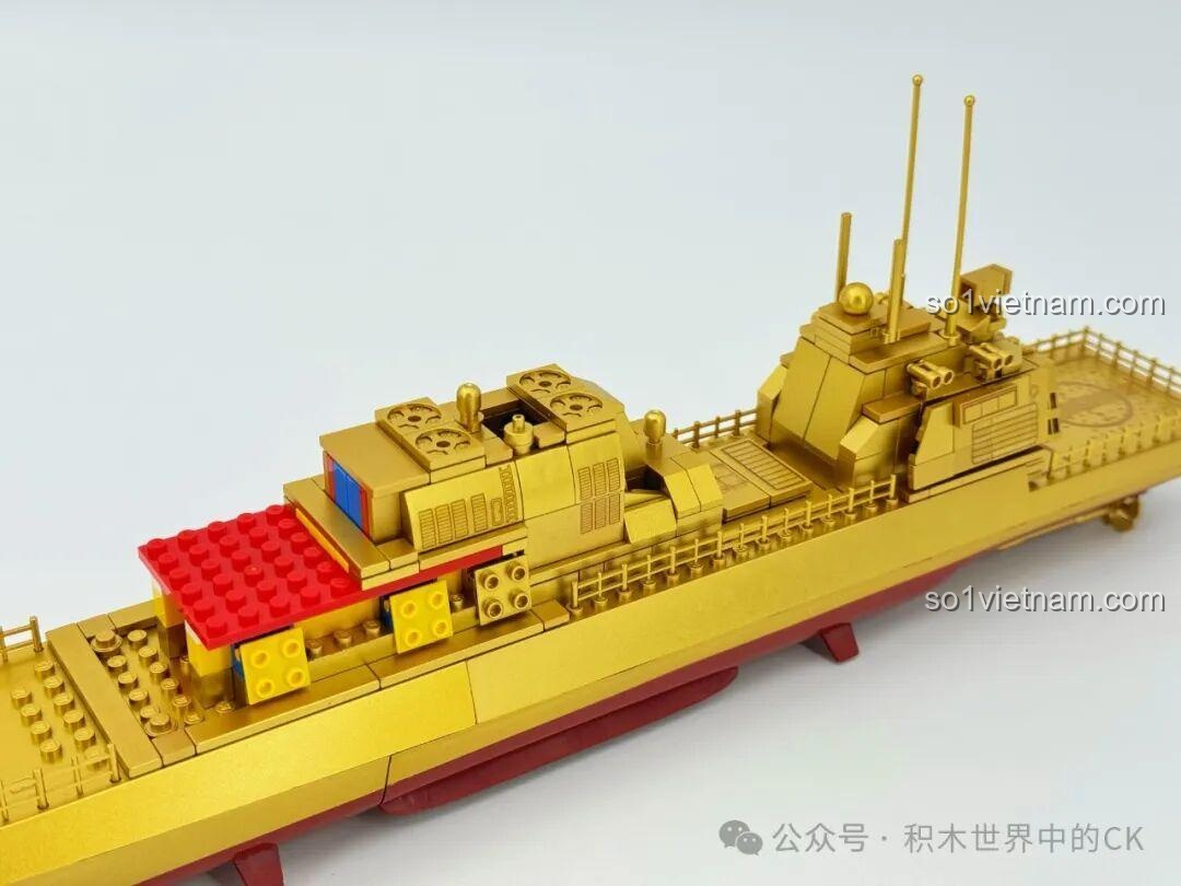 Quá trình lắp ráp phần cấu trúc thượng tầng của ZHEGAO 653006 Tàu Khu Trục Type 055 Phiên Bản Vàng, các chi tiết vàng óng bắt đầu ghép nối.