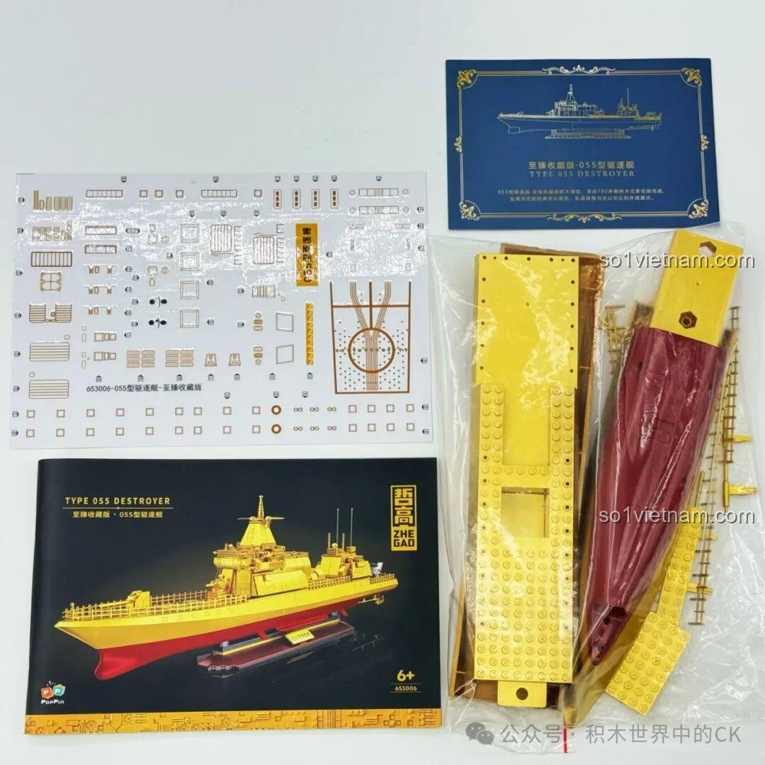 Toàn bộ nội dung bên trong hộp ZHEGAO 653006 Tàu Khu Trục Type 055 Phiên Bản Vàng, bao gồm sách hướng dẫn, decal và các mảnh ghép.