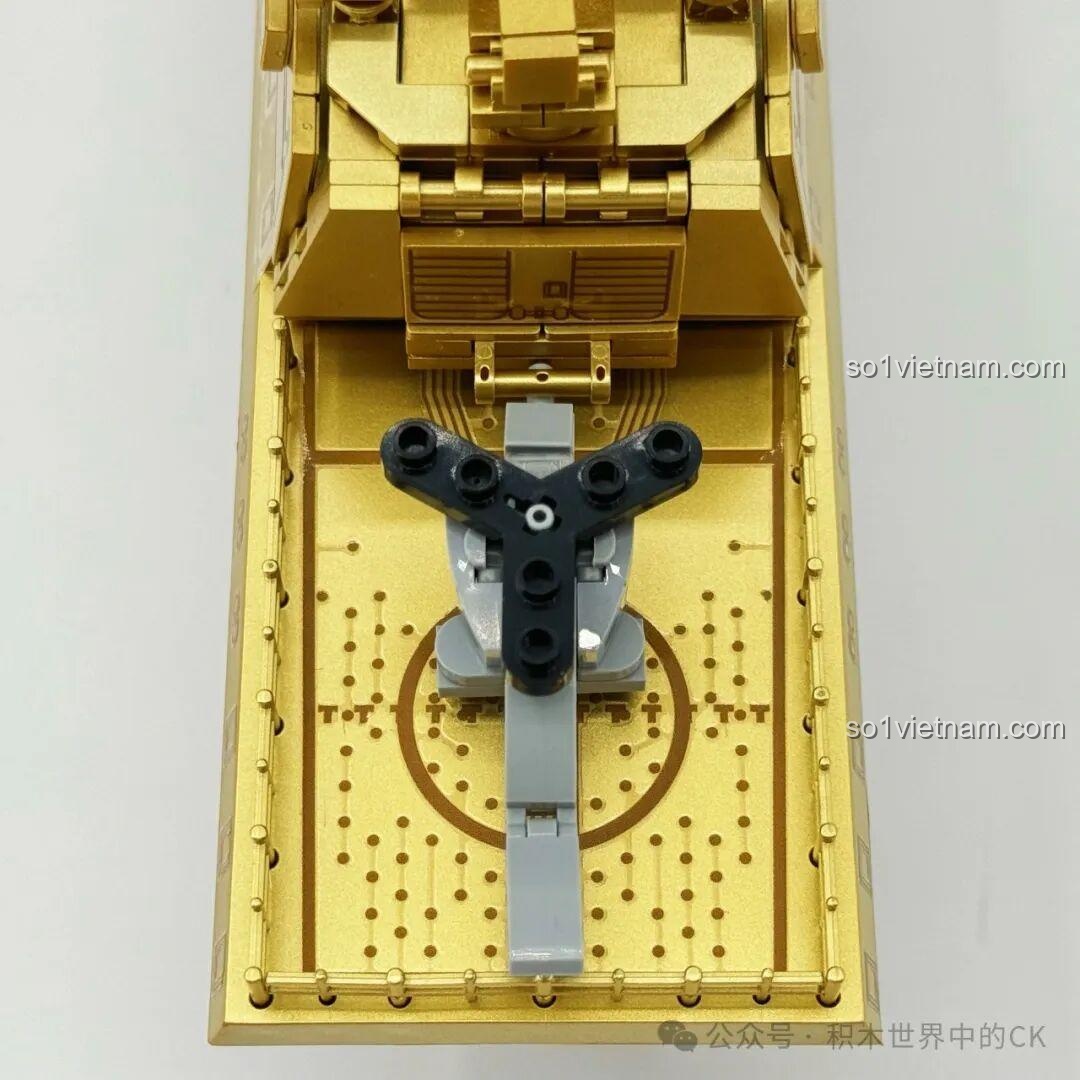 Góc nhìn từ trên xuống sàn đáp trực thăng của ZHEGAO 653006 Tàu Khu Trục Type 055 Phiên Bản Vàng, với các đường kẻ rõ ràng.